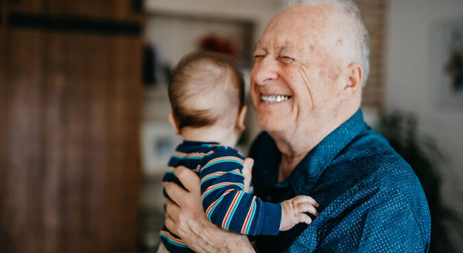 niños cuidados por abuelos